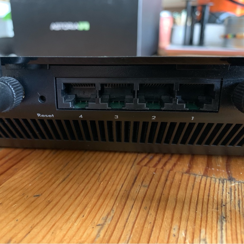 Netgear // R6700 Nighthawk AC1750 Smart Wifi Router - Picture 5 of 8